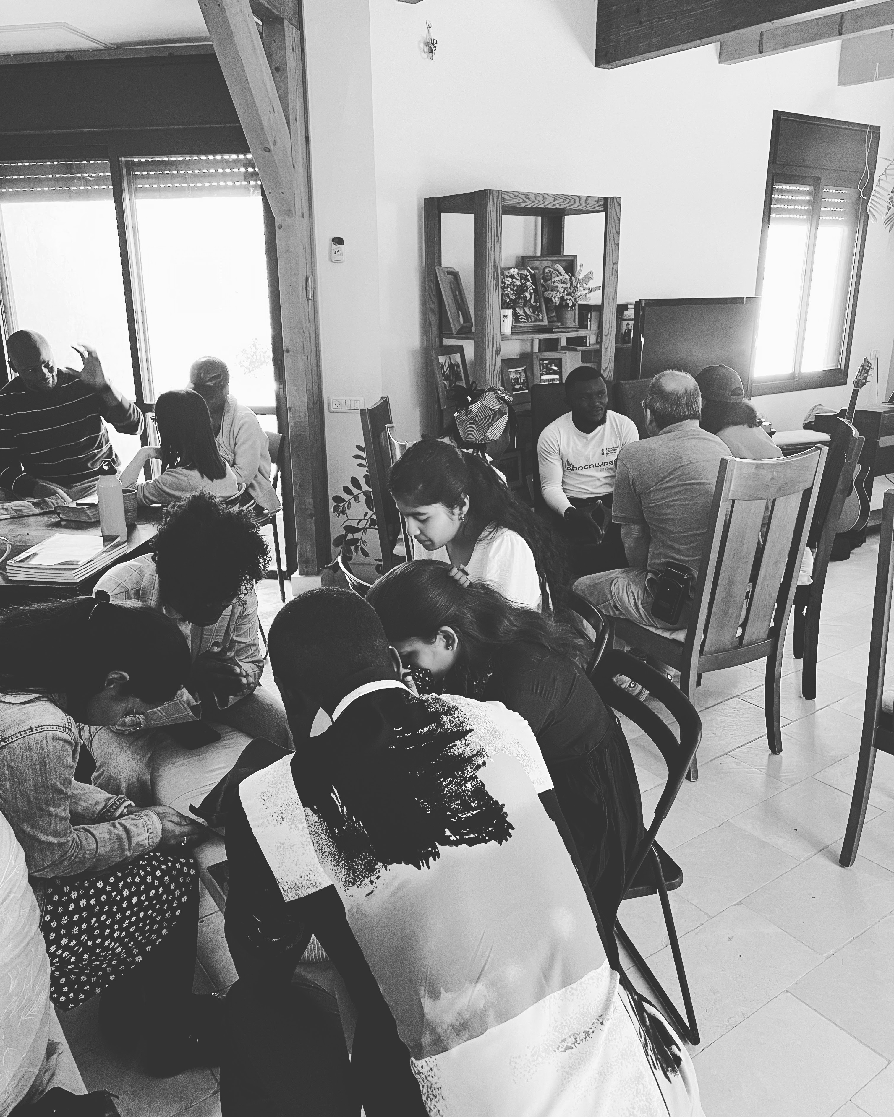 케힐라 공동체가 함께 중보기도하는 중